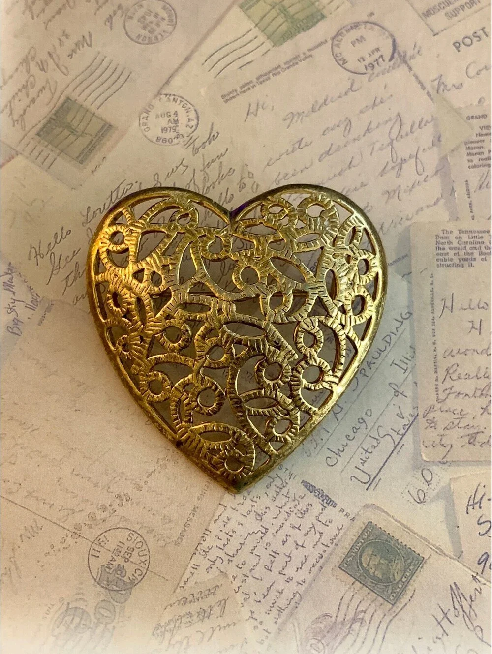 Vintage Charming Gold-Tone Filigree Heart Brooch Pin - Romantic Accessory